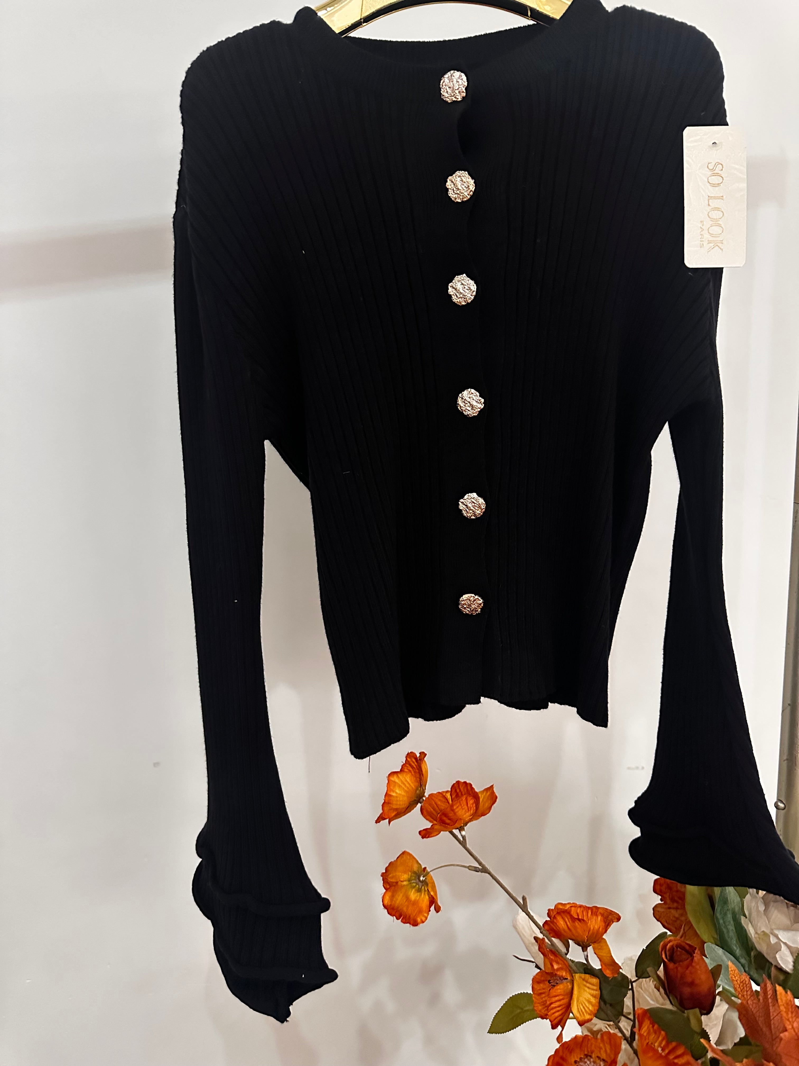 Gebreide vest met goude knopen